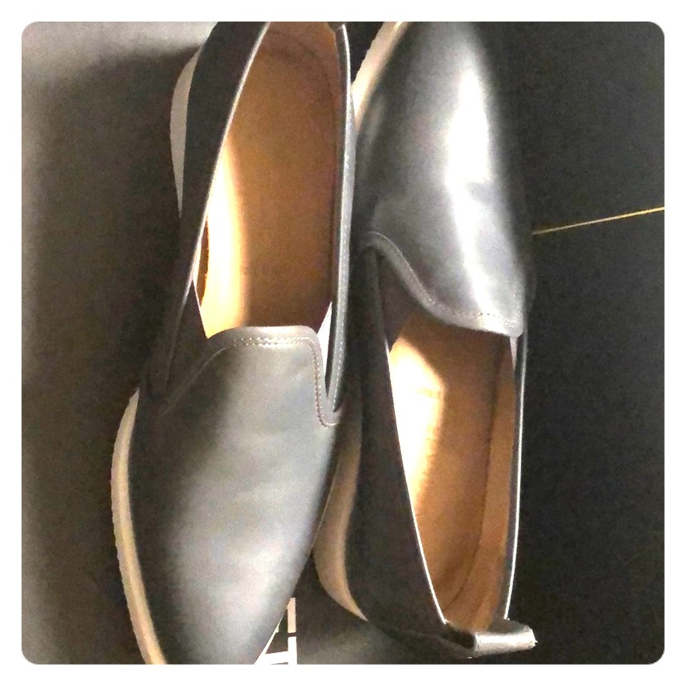 Everlane The Leather Street Shoe in grey.